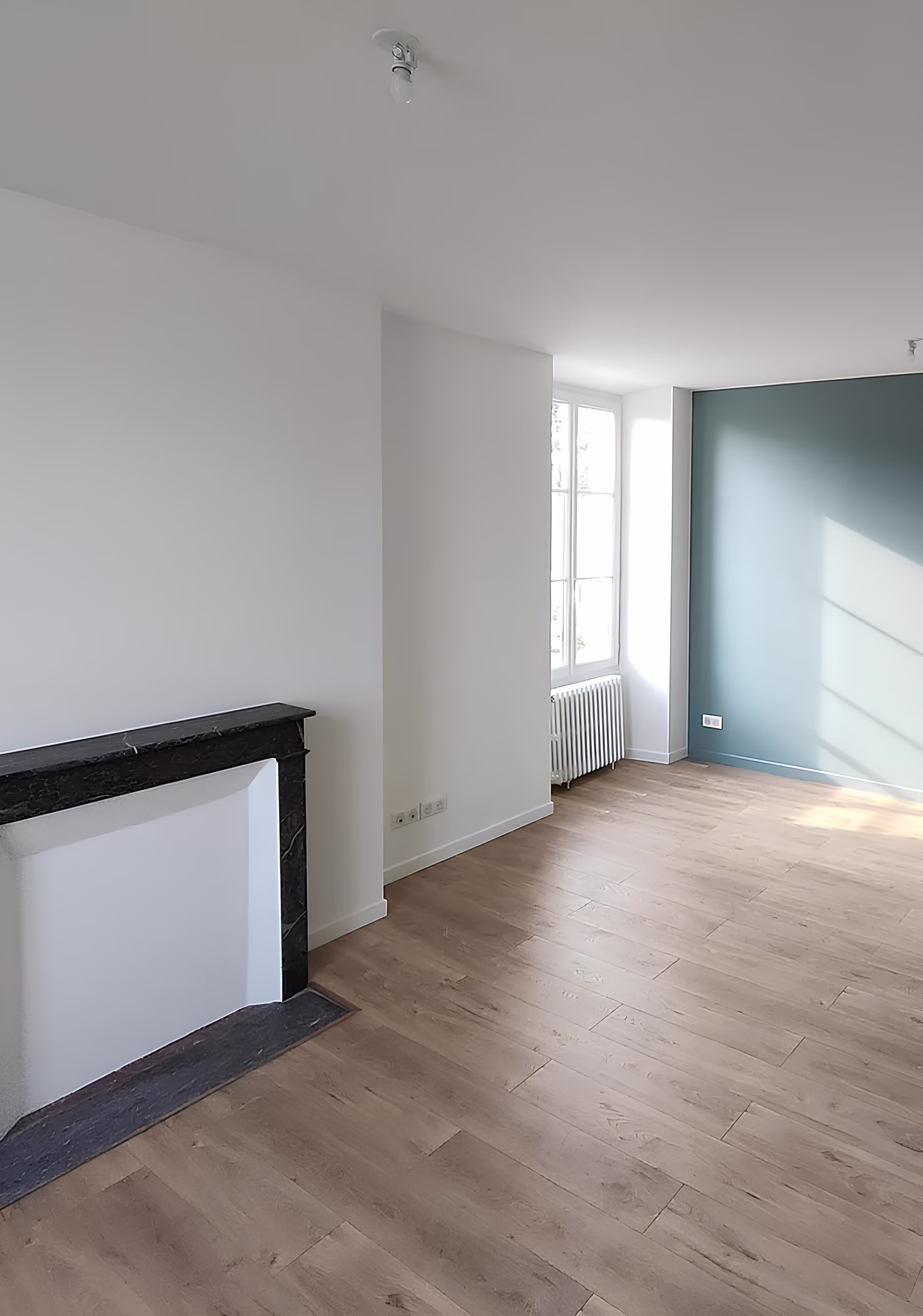 Salon lumineux avec cheminée ancienne rénovée, Appartement Villeneuve à Villeneuve-sur-Auvers par SINA Architecture.