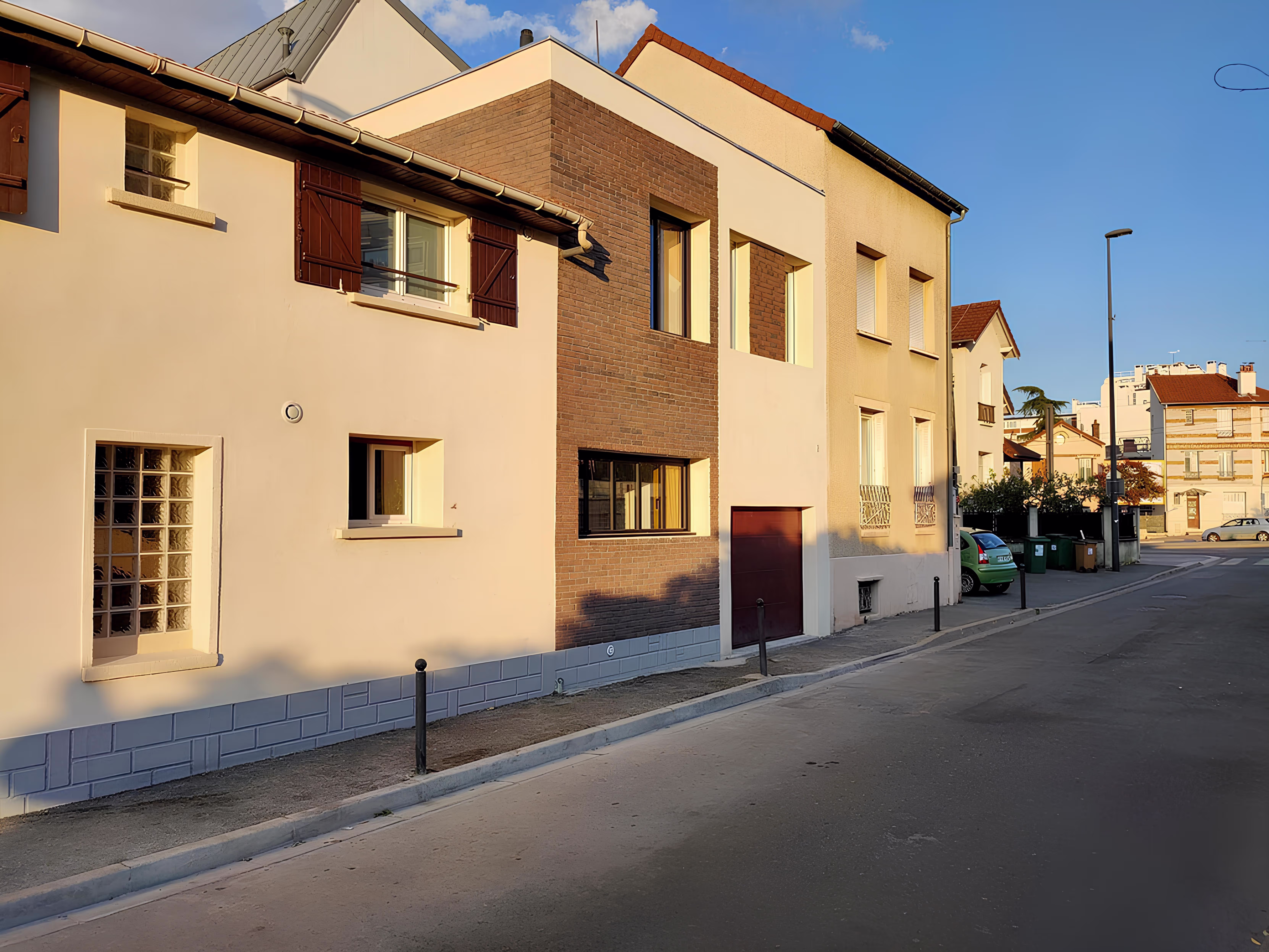 Façade extérieure côté rue avec éléments en brique, extension Lasègue à Châtillon, par SINA Architecture.