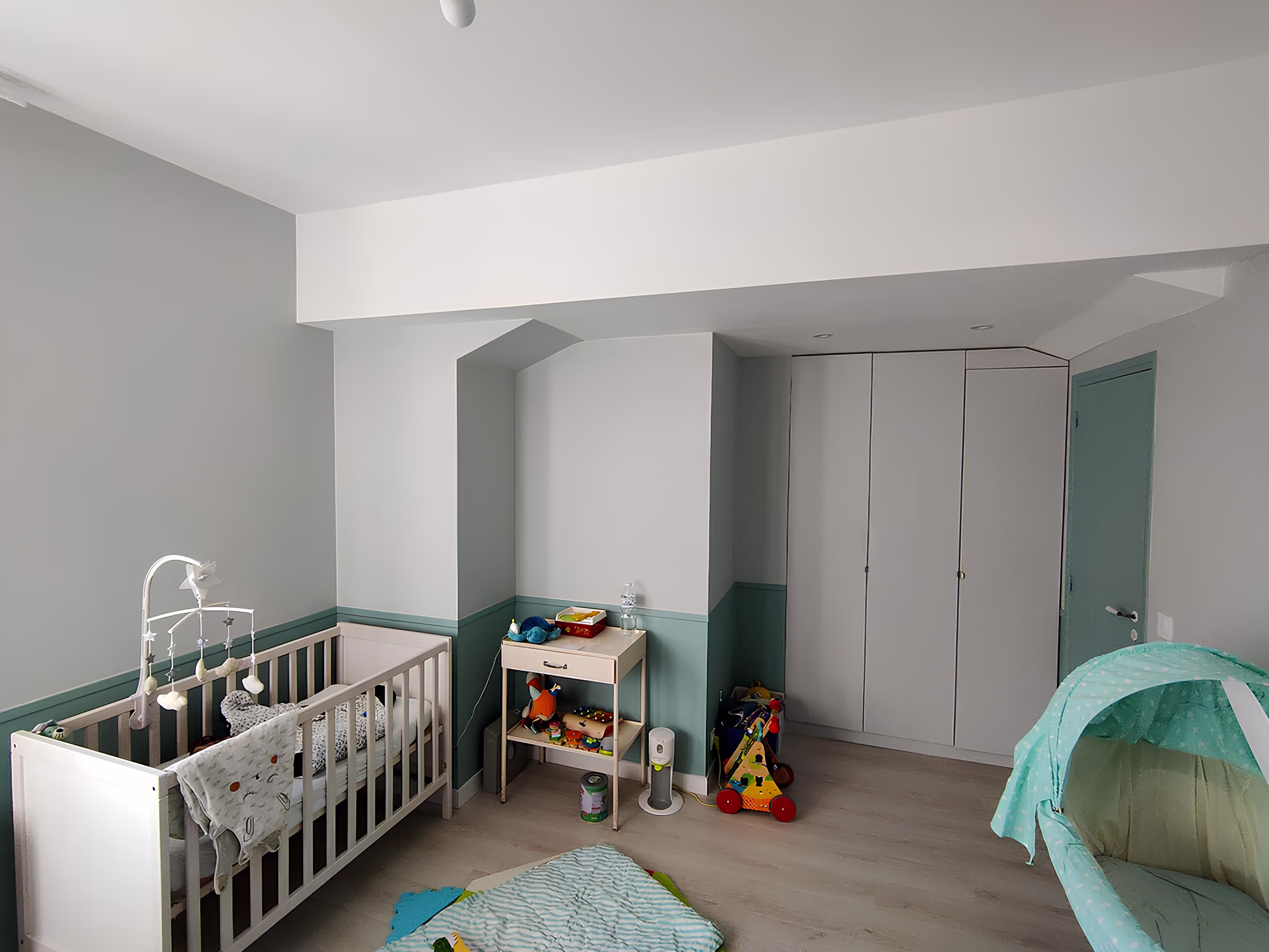 Chambre d’enfant moderne et lumineuse, extension Lasègue à Châtillon, réalisée par SINA Architecture.