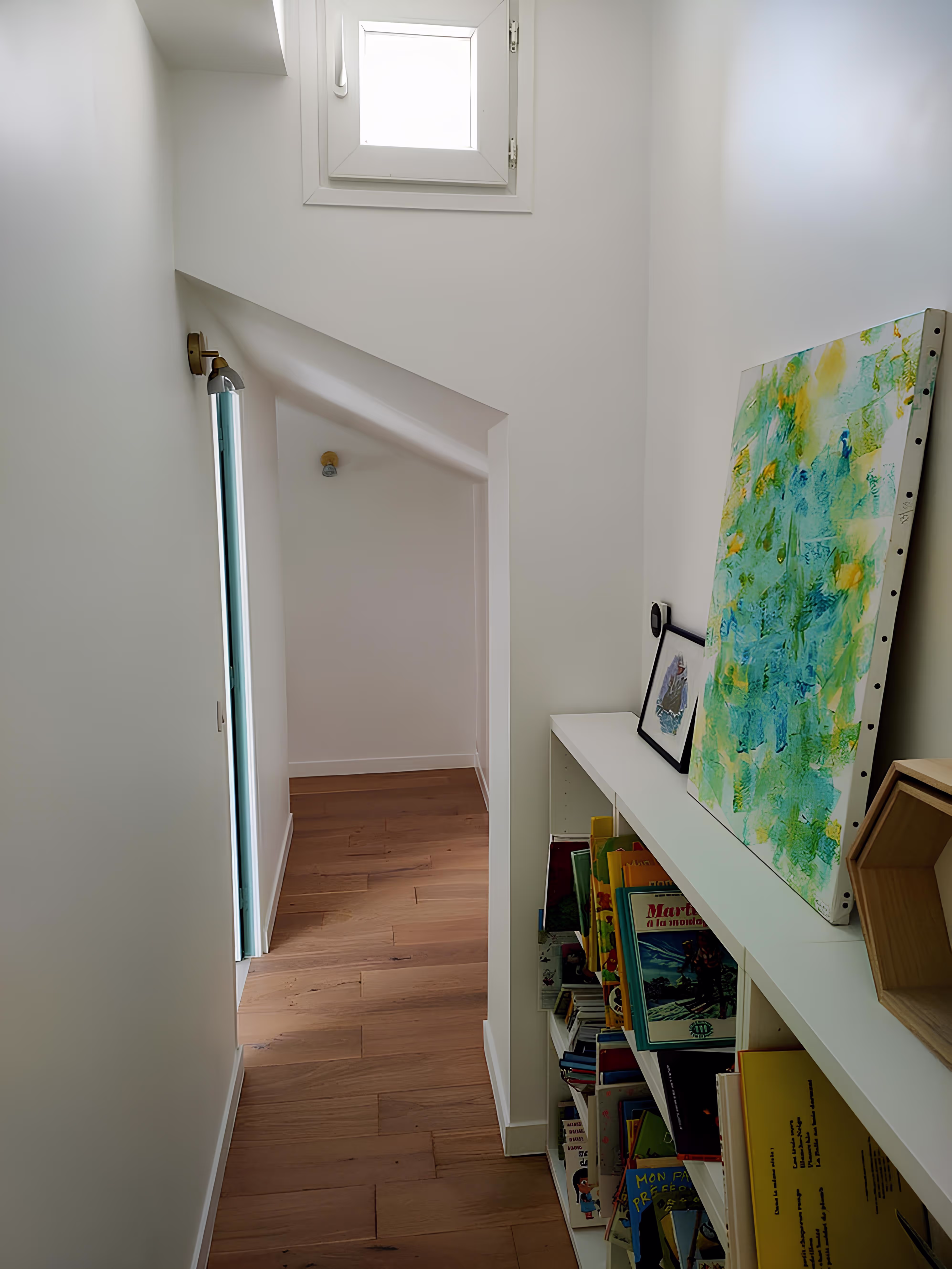 Couloir intérieur lumineux de l’extension Lasègue à Châtillon, aménagement par SINA Architecture.