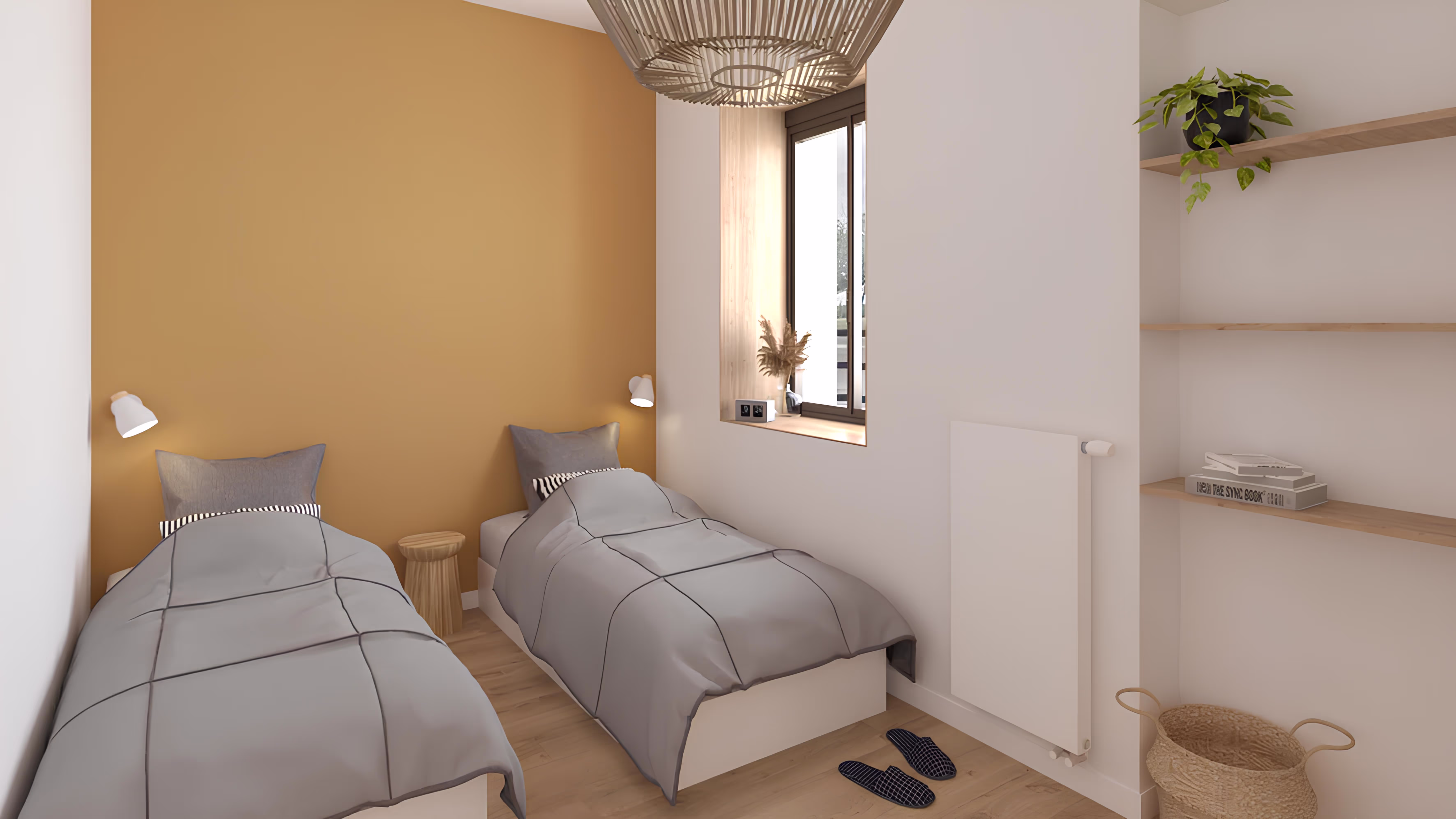 Chambre cosy avec deux lits simples et mur de couleur ocre, projet Longère de la Croix Verte par SINA Architecture.