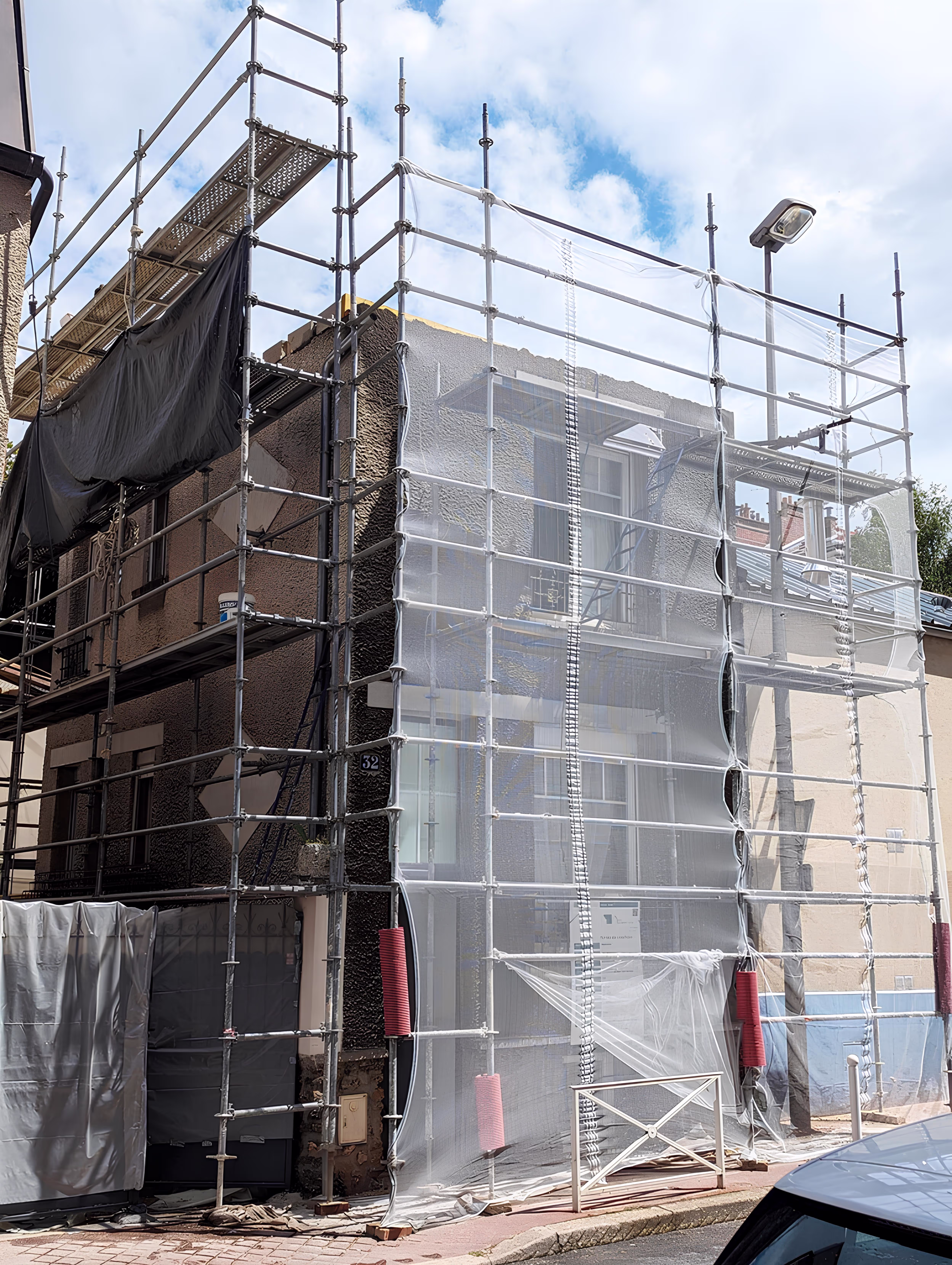 Vue extérieure chantier en cours avec échafaudage en façade, projet Surélévation Boileau par SINA Architecture.