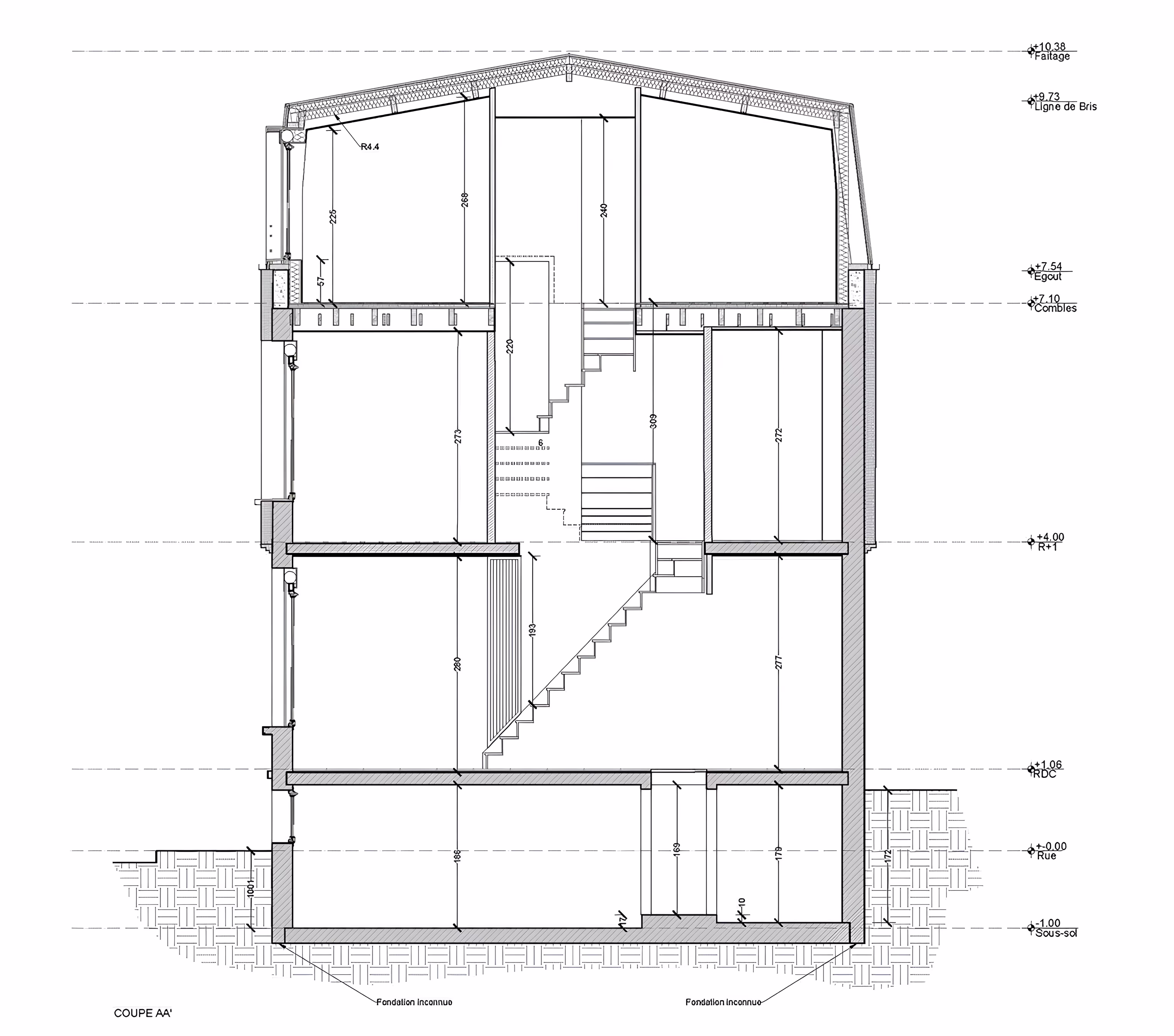 Coupe longitudinale détaillée des niveaux intérieurs, projet Surélévation Boileau par SINA Architecture.