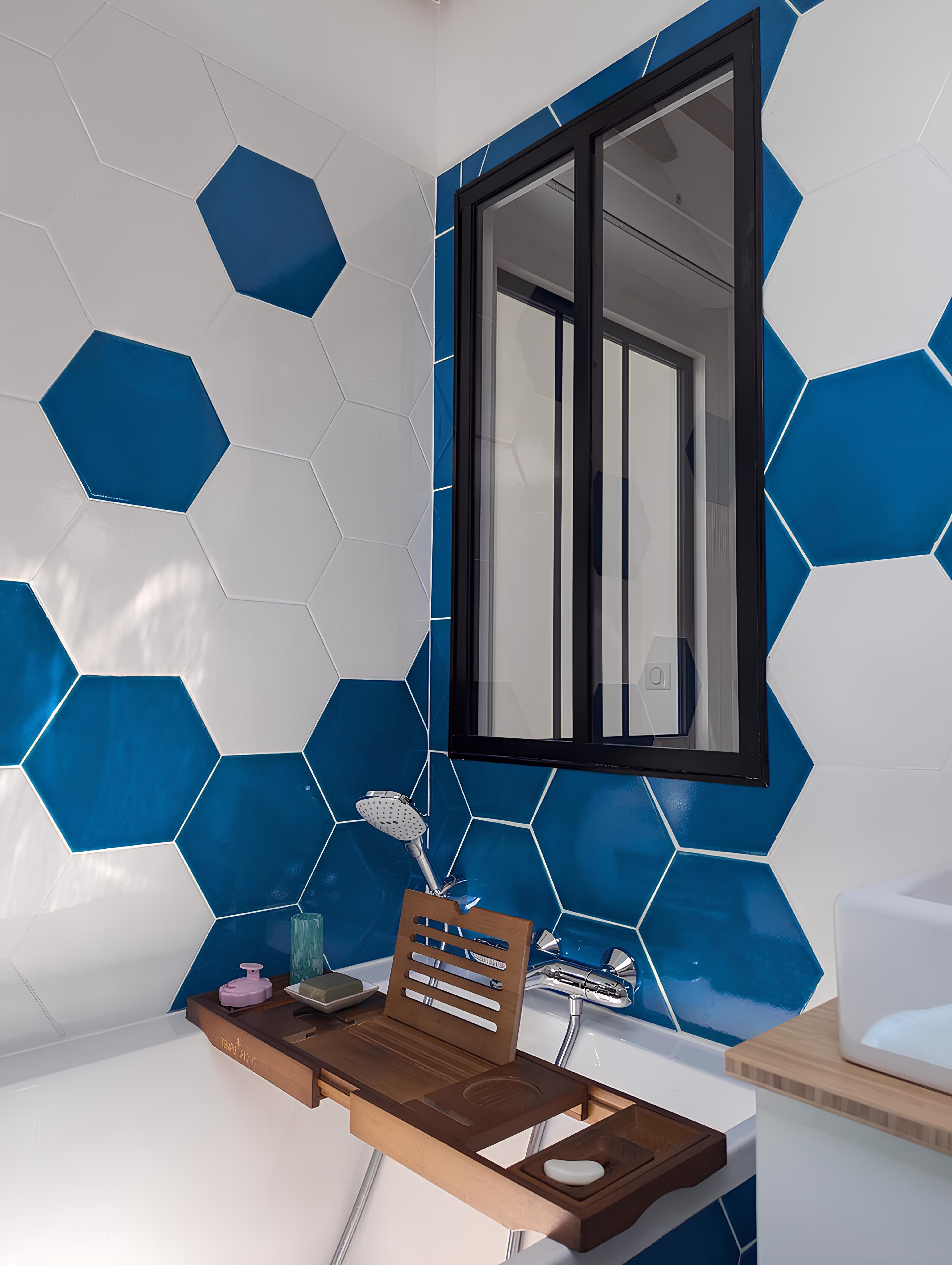 Salle de bain avec carrelage hexagonal bleu et blanc, projet Surélévation de Géry par SINA Architecture.