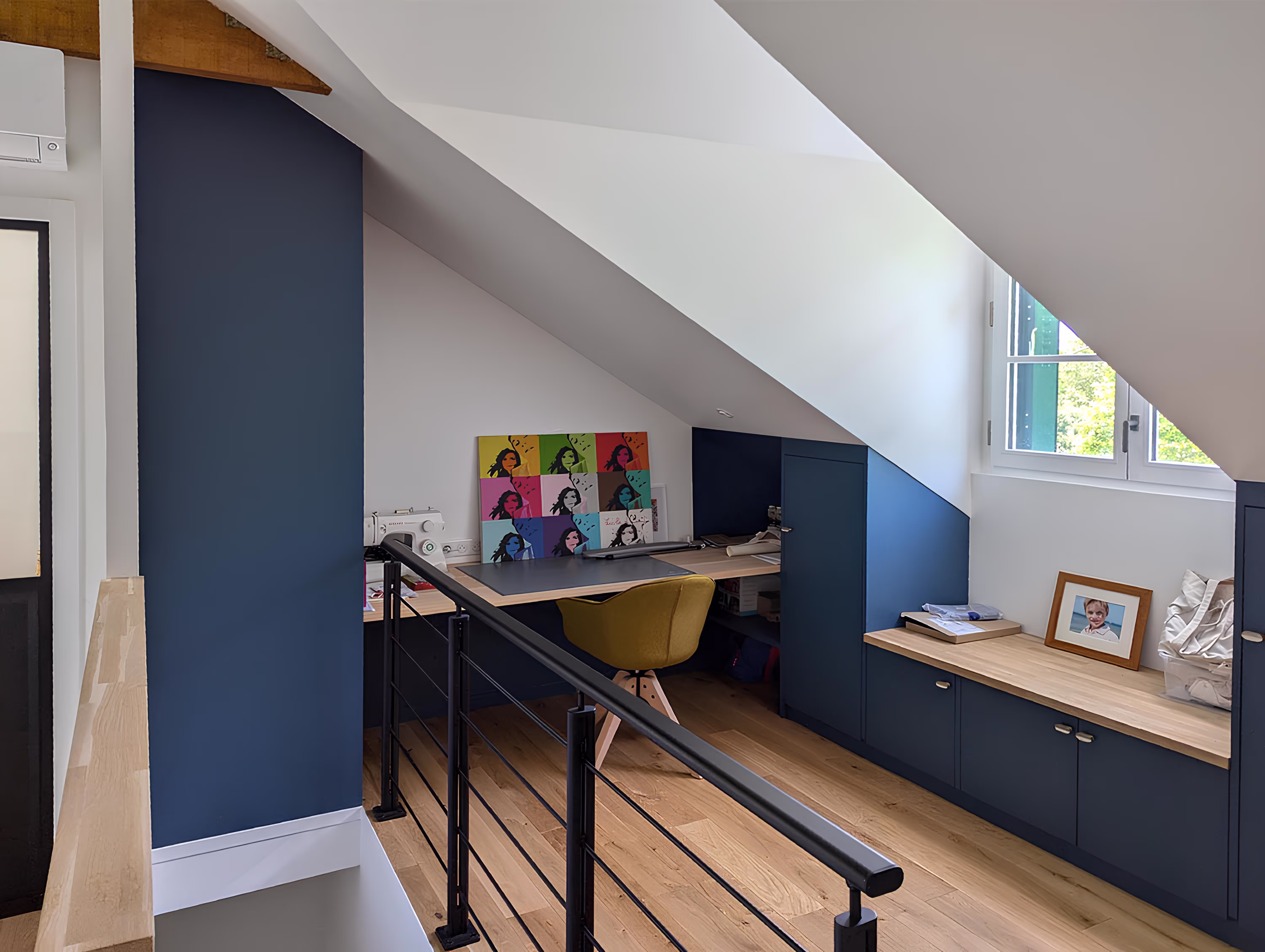 Bureau ouvert avec rangements intégrés sous pente, projet Surélévation de Géry par SINA Architecture.