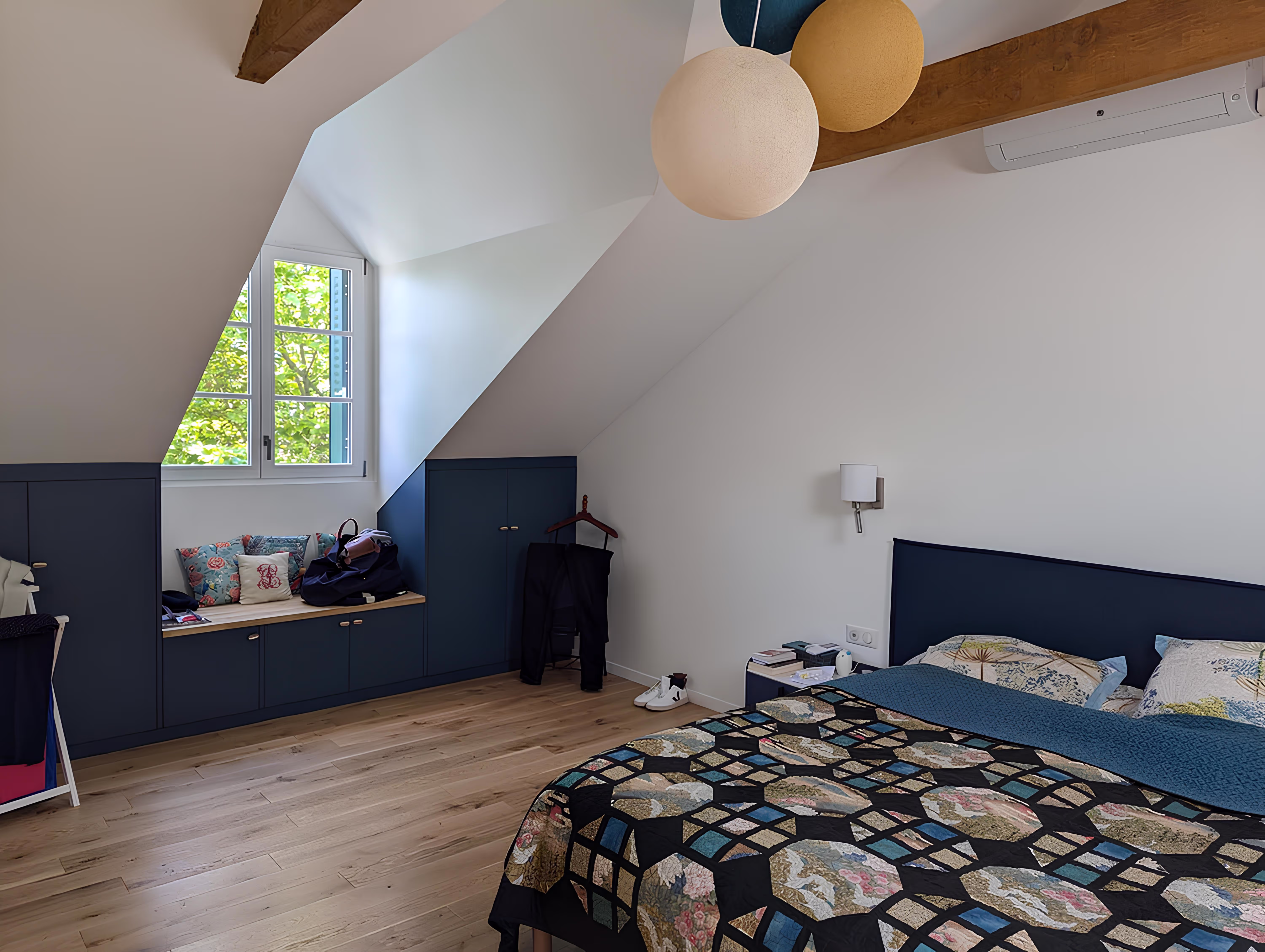 Chambre parentale avec rangements et fenêtre chien-assis, projet Surélévation de Géry par SINA Architecture.