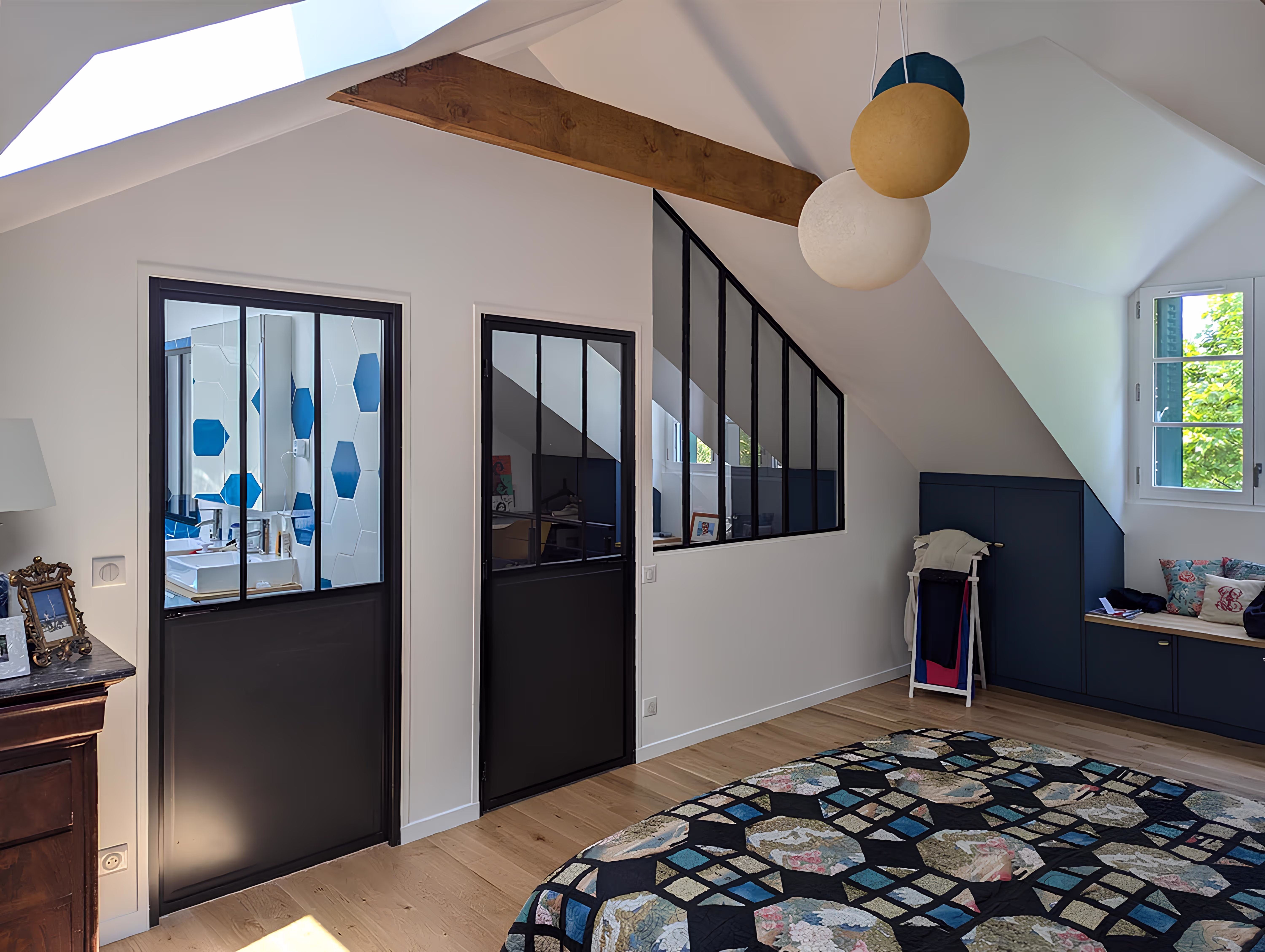 Chambre parentale et cloison vitrée donnant sur salle de bain et bureau, projet Surélévation de Géry par SINA Architecture.