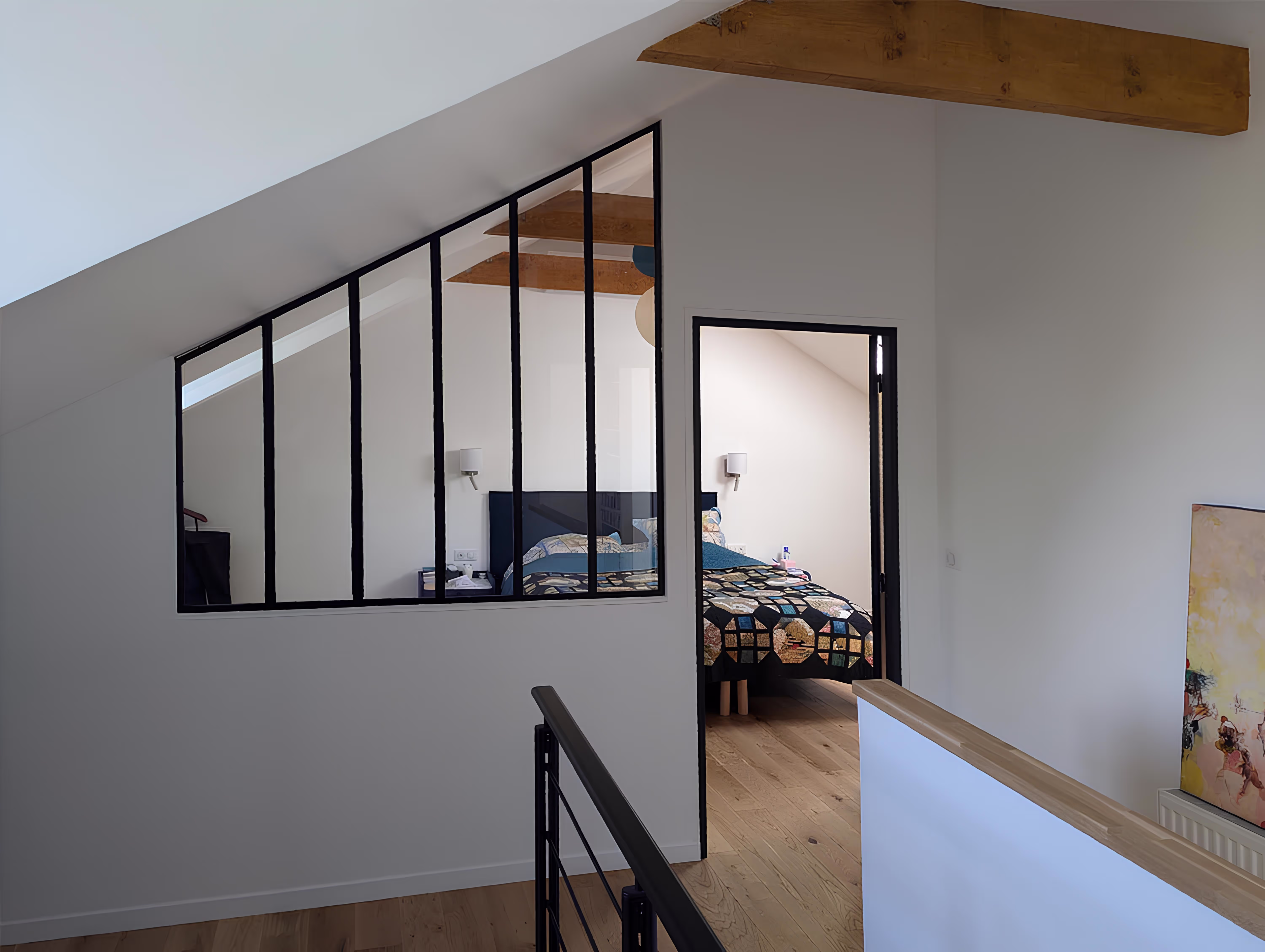 Cloison vitrée type atelier vue depuis l’escalier vers chambre parentale, projet Surélévation de Géry par SINA Architecture.