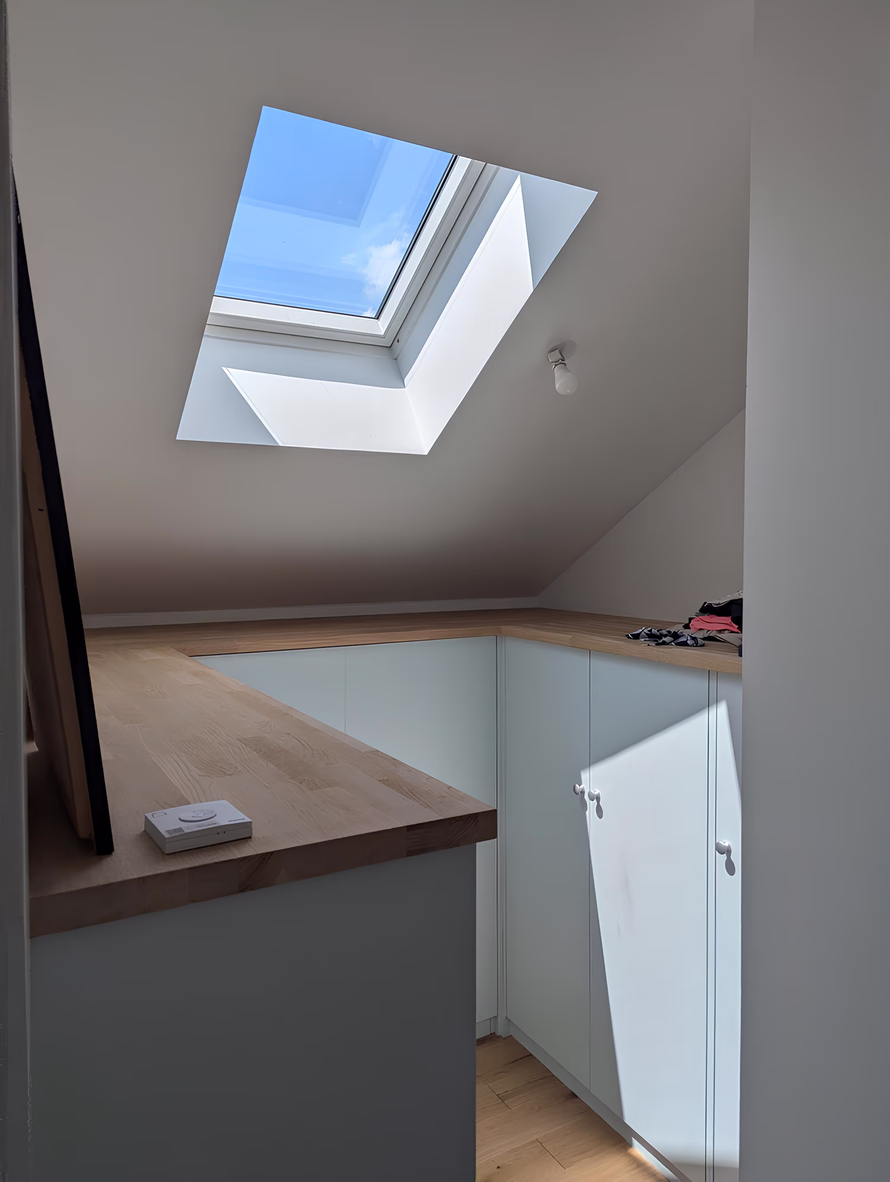 Dressing lumineux avec velux intégré, projet Surélévation de Géry par SINA Architecture.