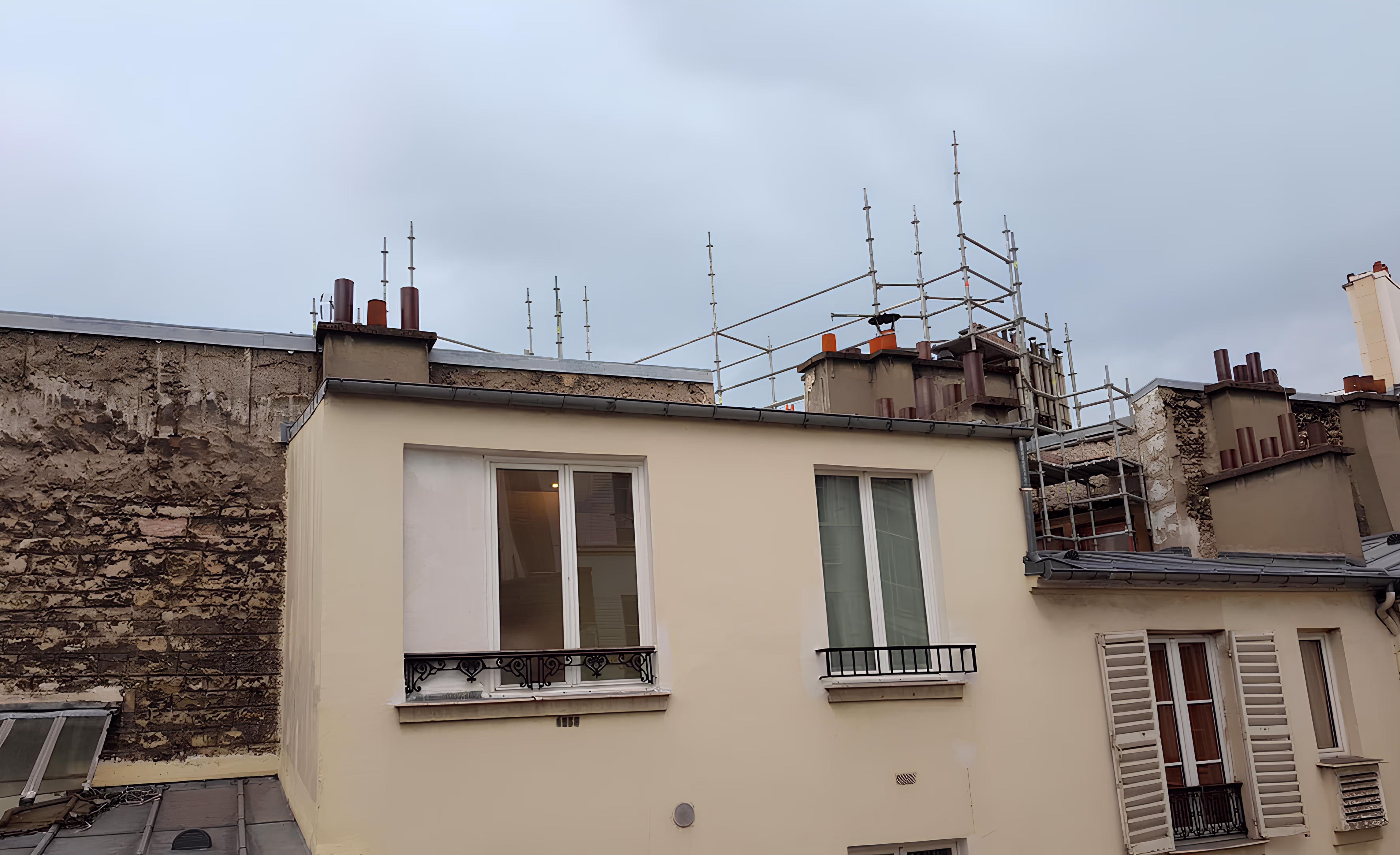 Vue de façade montrant l’immeuble parisien existant avant modification, projet Terrasse FDC par SINA Architecture.